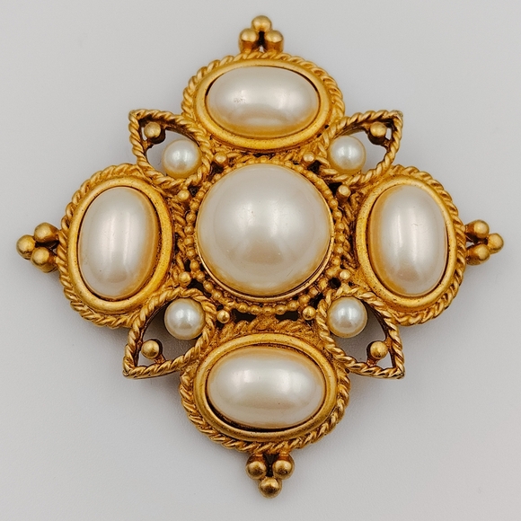 Vintage Elegant Gold and Pearl Brooch - Picture 2 of 4